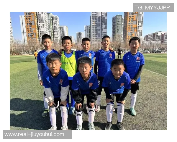 小学足球比赛的精彩瞬间与团队精神的完美展现